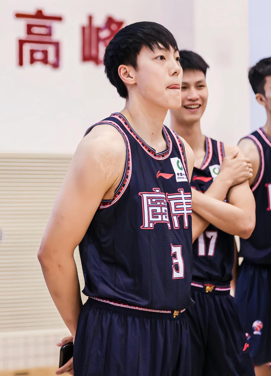 关于赛地聚焦——CBA季后赛清晨热度飙升；广东宏远战术微调；球迷炸锅；赛程密集仍需轮换的信息-爱游戏APP